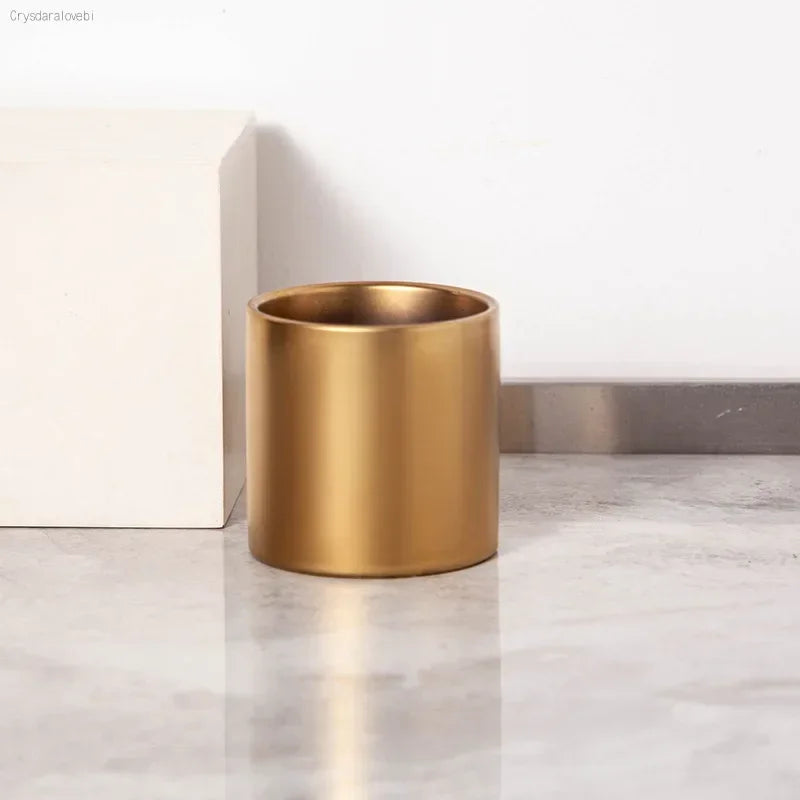 cache pot céramique finition or moderne plante verte décoration intérieure brillance lisse minimaliste maison