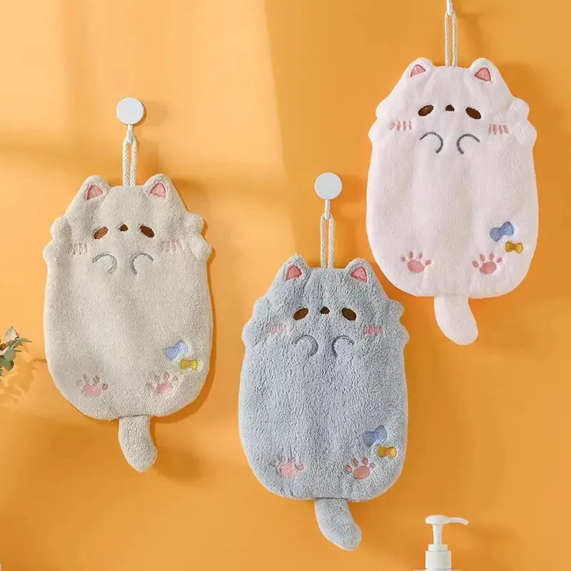 serviettes kawaii chat pelucheuses beige rose gris brodées pattes yeux nœuds papillonSuspensibles crochet adhésifs