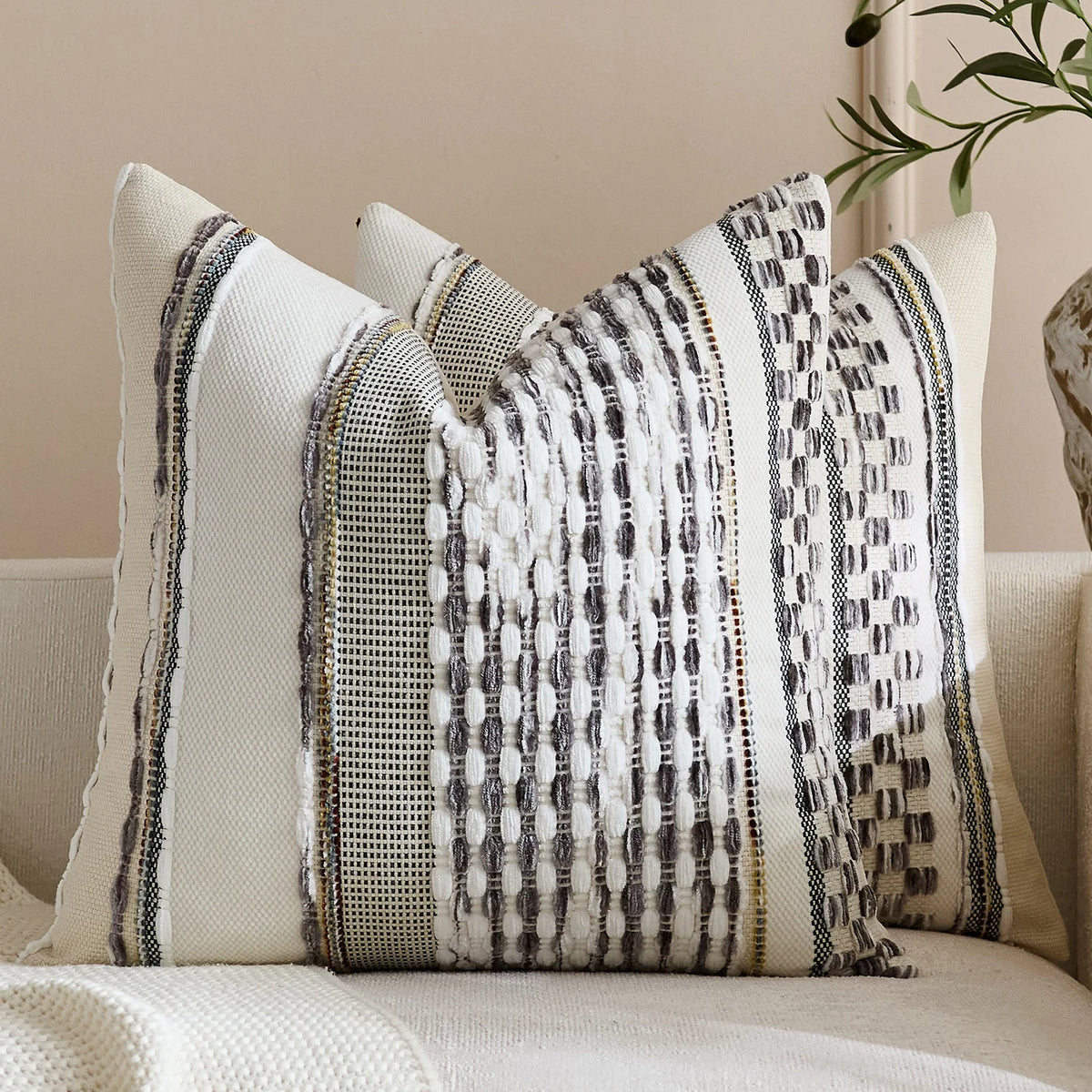 housse coussin carré brodé moderne rayures géométriques polyester blanc gris noir marronclair
