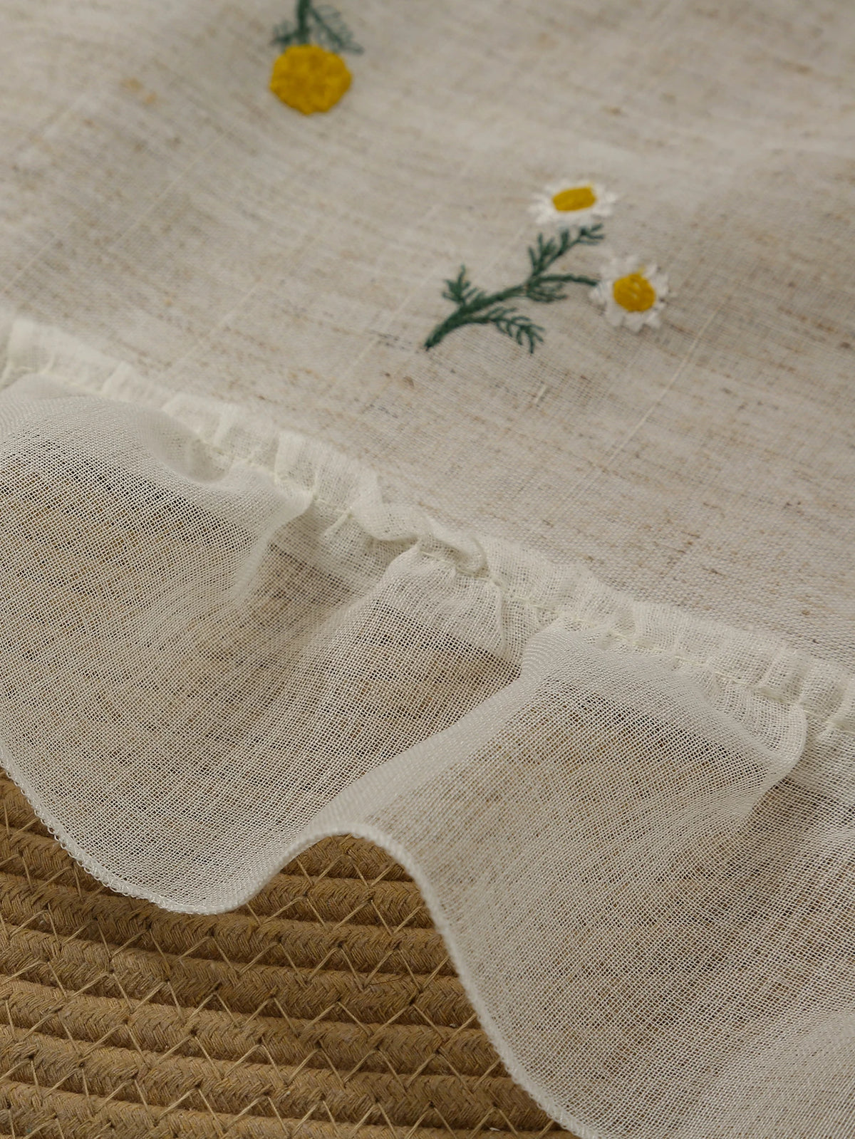 rideau fenêtre court brodé motifs floraux tissu texturé franges semi transparent rustique cuisine chambre