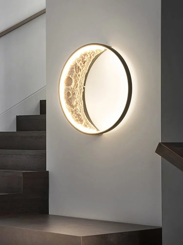Éclairage doux de l'applique murale lune en blanc chaud dans un intérieur moderne
