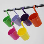 Pots fleurs suspendus vintage couleurs rose bleu jaune violet orange anneaux métalliques retouches