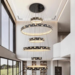 chandelier suspendu moderne plusieurs niveaux anneaux cristal transparents noir doré
