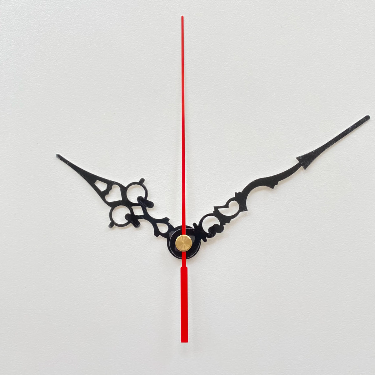 aiguilles horloge murales métal dorées noires blanches rouges modernes élégantes mouvement quartz fixations remplacent