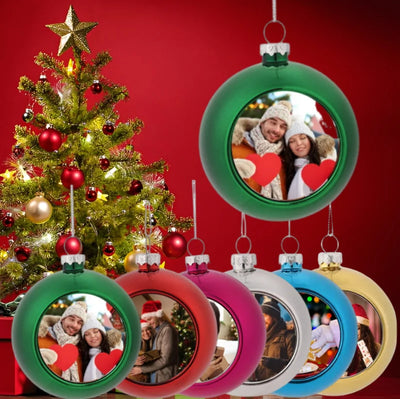 Boule de Noël personnalisée or suspendue sur un sapin