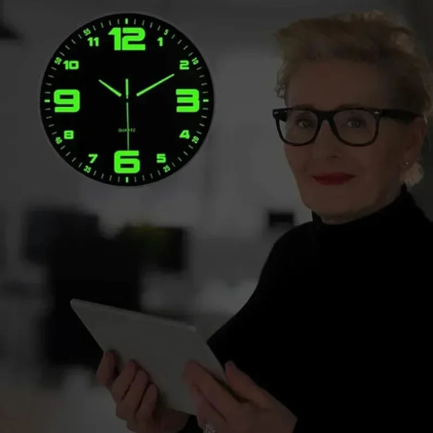 horloge murale moderne chiffres vert fluorescent fond noir blanc