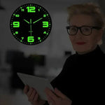 horloge murale moderne chiffres vert fluorescent fond noir blanc