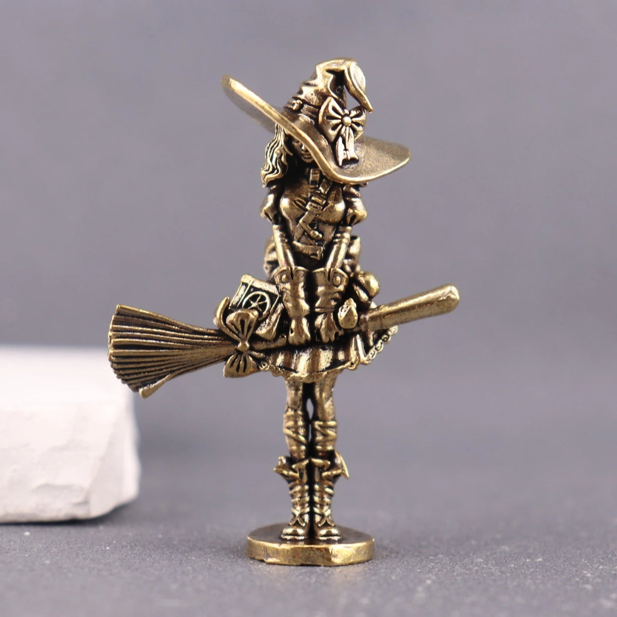figurine sorcière bronze chapeau balai baguette deco maison conte fées éléments decoratifs