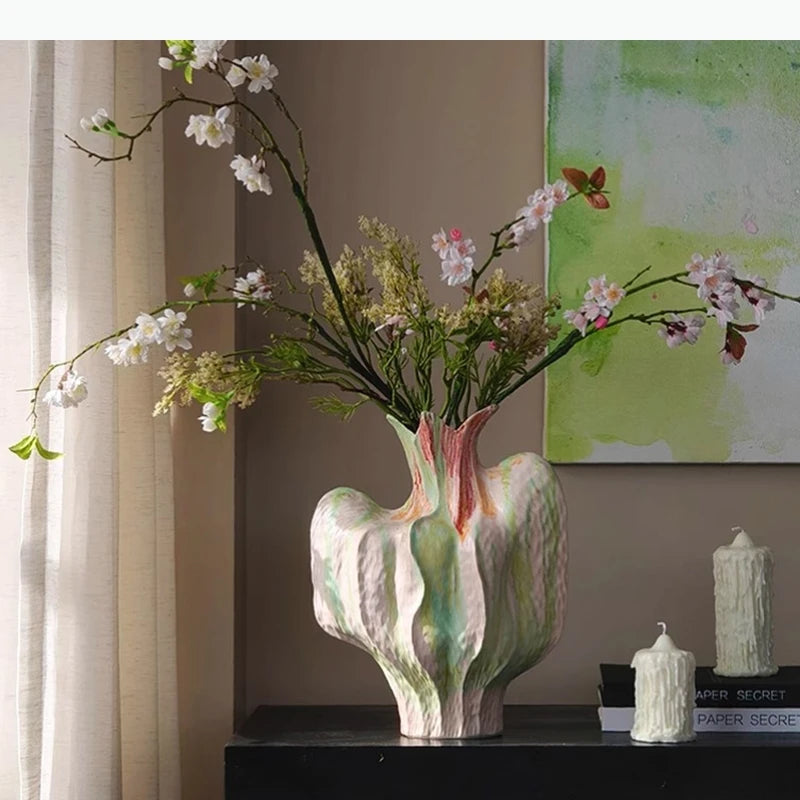 vase céramique texturé rose vert orange stries verticales tulipes allium décoration table moderne sculptural