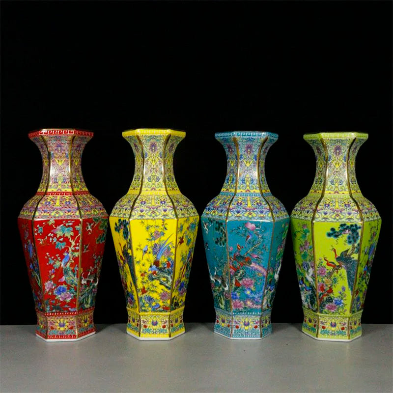 vase hexagonal ornements floraux oiseaux motifs géométriques rouge jaune bleu art traditionnel