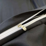 Housse de couette noire pliée montrant son design simple