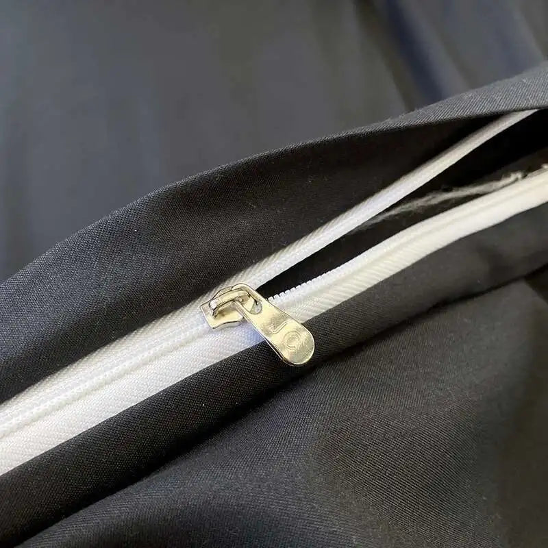 Housse de couette noire pliée montrant son design simple