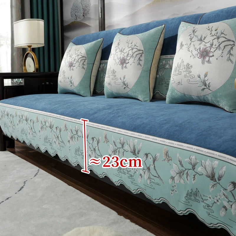 Le canapé bleu turquoise est décoré de coussins aux motifs floraux et de bordures à enroulements gracieux, créant une ambiance accueillante et raffinée dans la pièce.