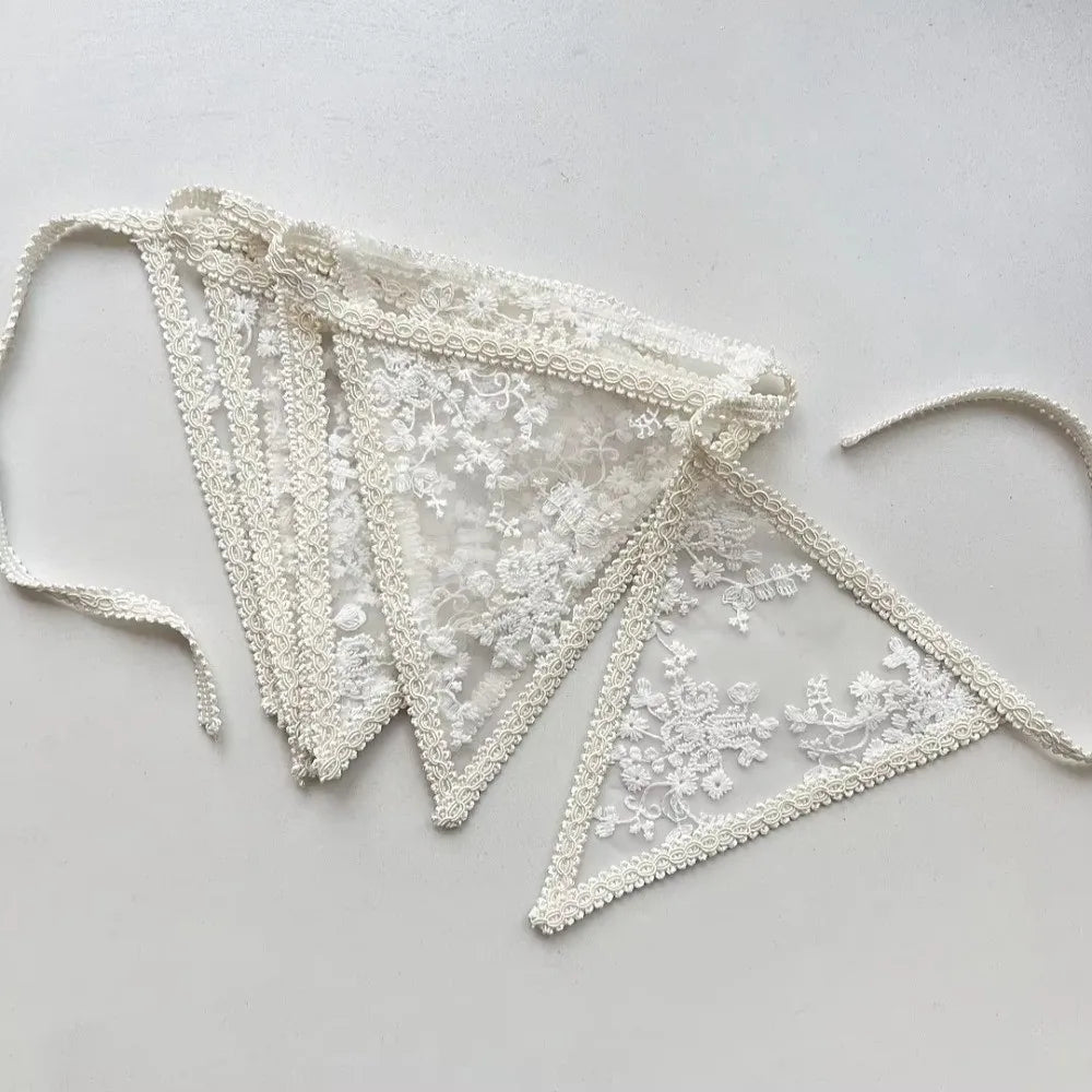 guirlande décorative bohème triangles dentelle florale blanc cassé noir anniversaire suspension chambre festive