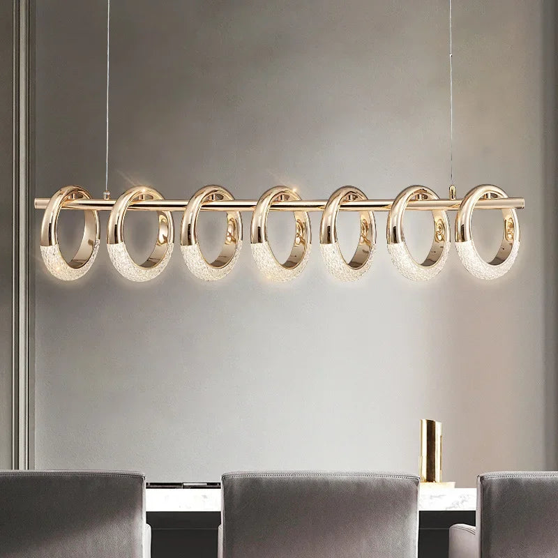 lampe suspendue dorée contemporaine effet miroir chaînes brillance éléganteintérieur salon cuisine doré