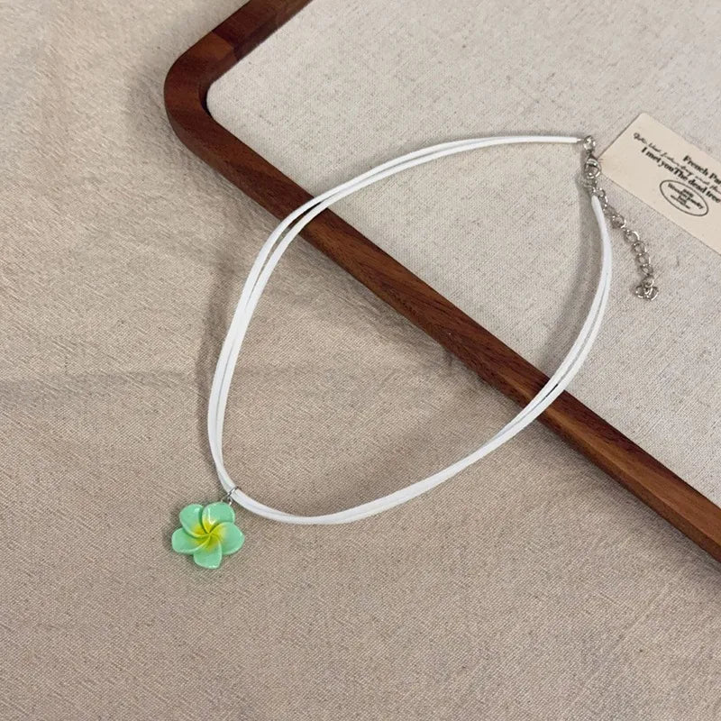 boucles doreilles tressées collier fleurs plumeria ensemble bijoux femmes moderne minimaliste blanc vert rose