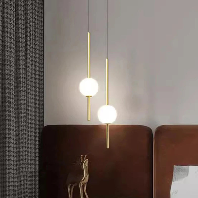 suspension luminaire moderne sphères translucides métal noir or chambre salon intérieur maison