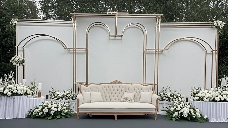 décoration mariage structure dorée arcs géométriques moderne élégante pièce fixations fleurs