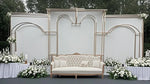 décoration mariage structure dorée arcs géométriques moderne élégante pièce fixations fleurs