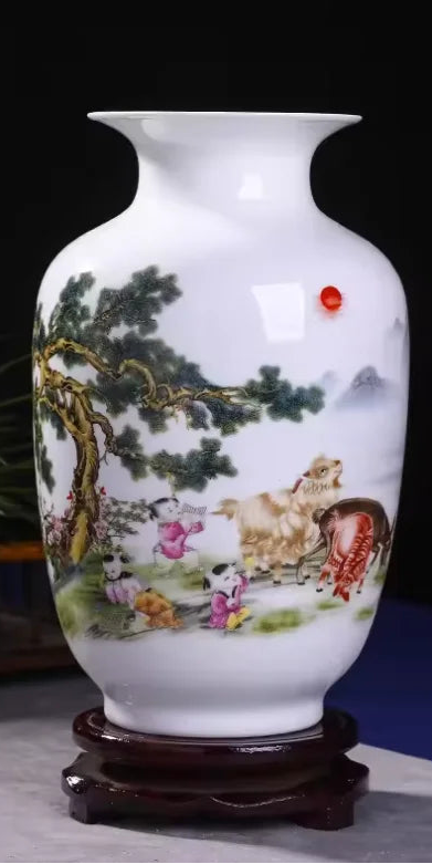 Vase en porcelaine blanc avec décoration de paysage de montagne, d'arbres et d'animaux peints à la main.