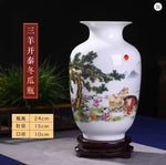 Vase en porcelaine blanc avec décoration de paysage de montagne, d'arbres et d'animaux peints à la main.