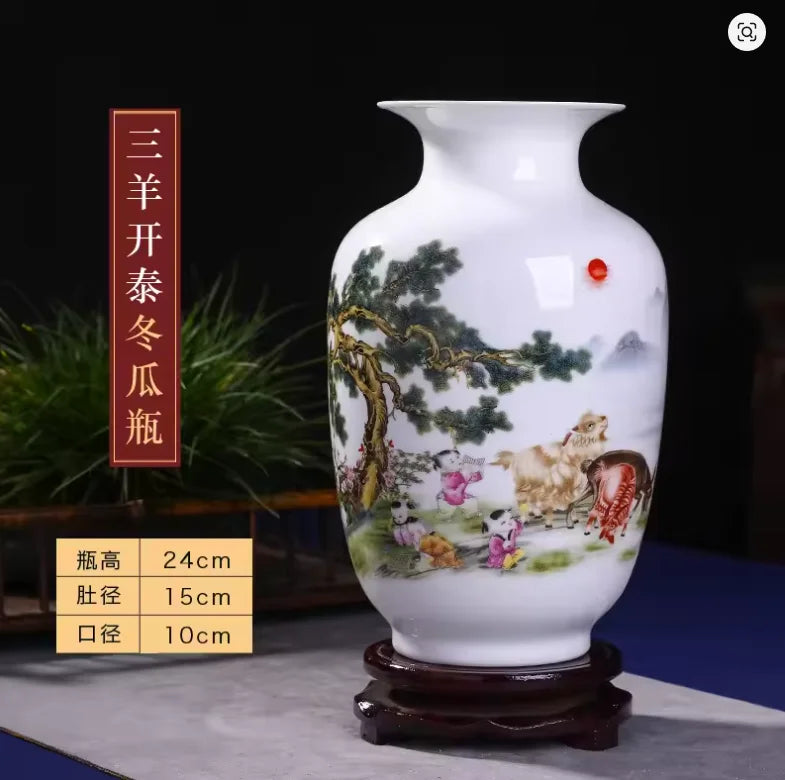 Vase en porcelaine blanc avec décoration de paysage de montagne, d'arbres et d'animaux peints à la main.