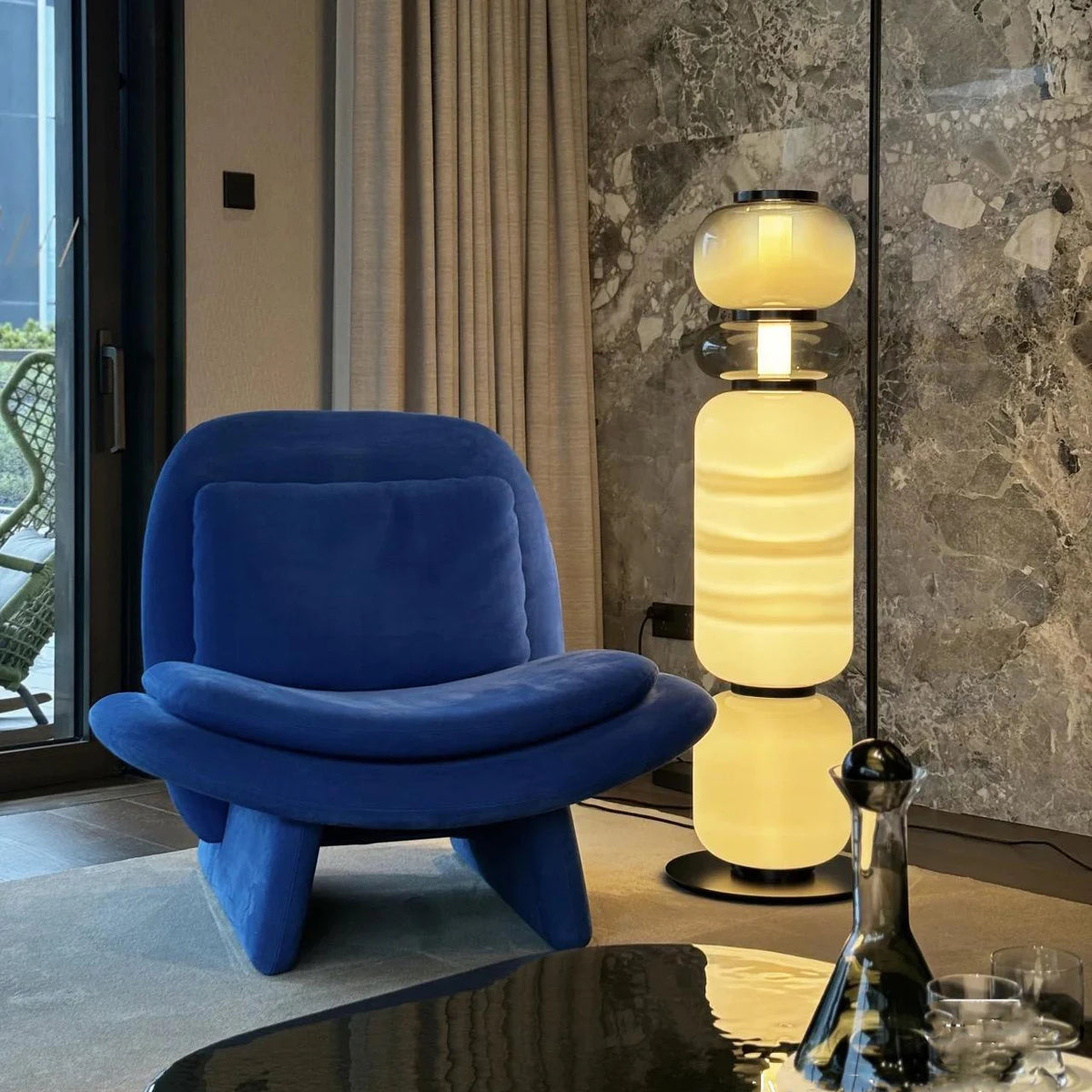 lampe sol contemporain bleu beige noir moderne minimaliste texture ondule veloutee harmonieuse