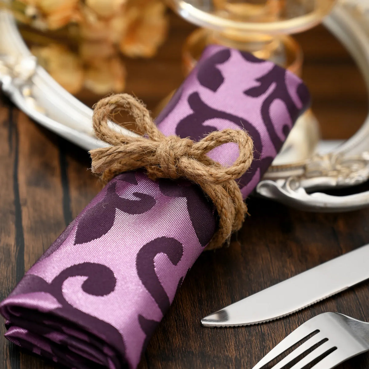 anneaux serviettes marron violet motifs floraux tissu carreaux rustique décoration table jute tressé