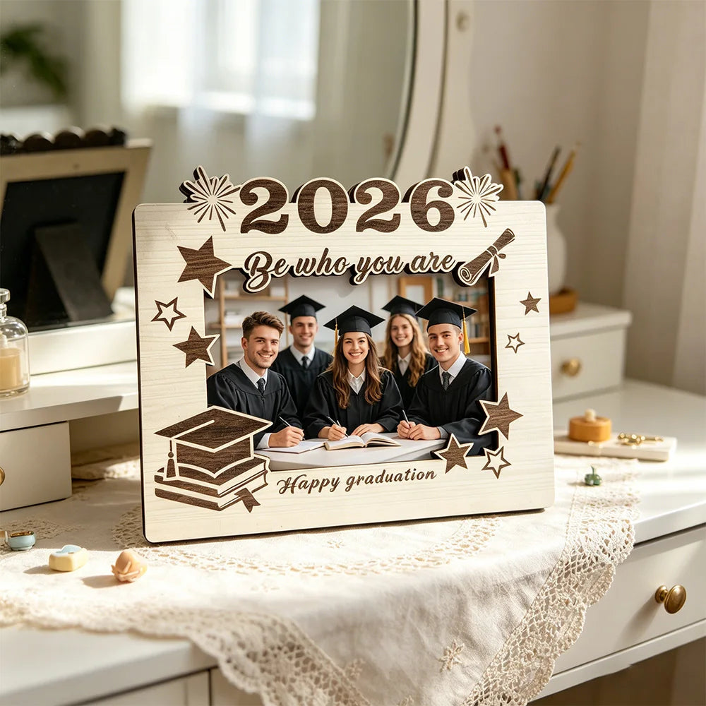 cadre photo bois gravé graduation 2026 casquette livre étoile opaque posable