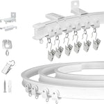 Rail de plafond coulissant incurvé flexible installé dans un salon moderne