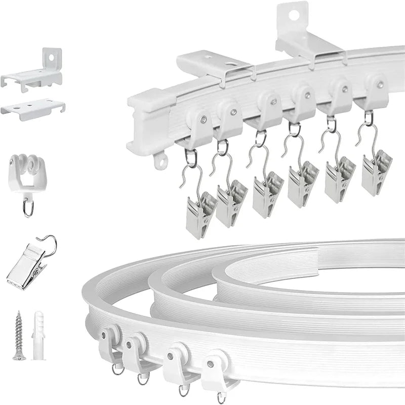 Rail de plafond coulissant incurvé flexible installé dans un salon moderne