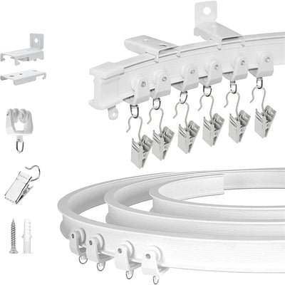 Rail de plafond coulissant incurvé flexible installé dans un salon moderne
