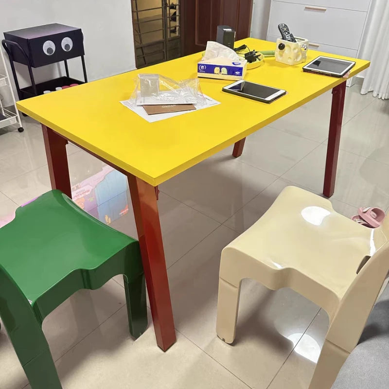 table moderne rectangle minimaliste jaune rouge bleu vert blanche pieds simples salle manger