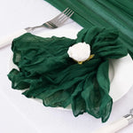serviettes tissu polyester pliées gris rose vert texture ondulée clips métalliques classiques maison restaurant