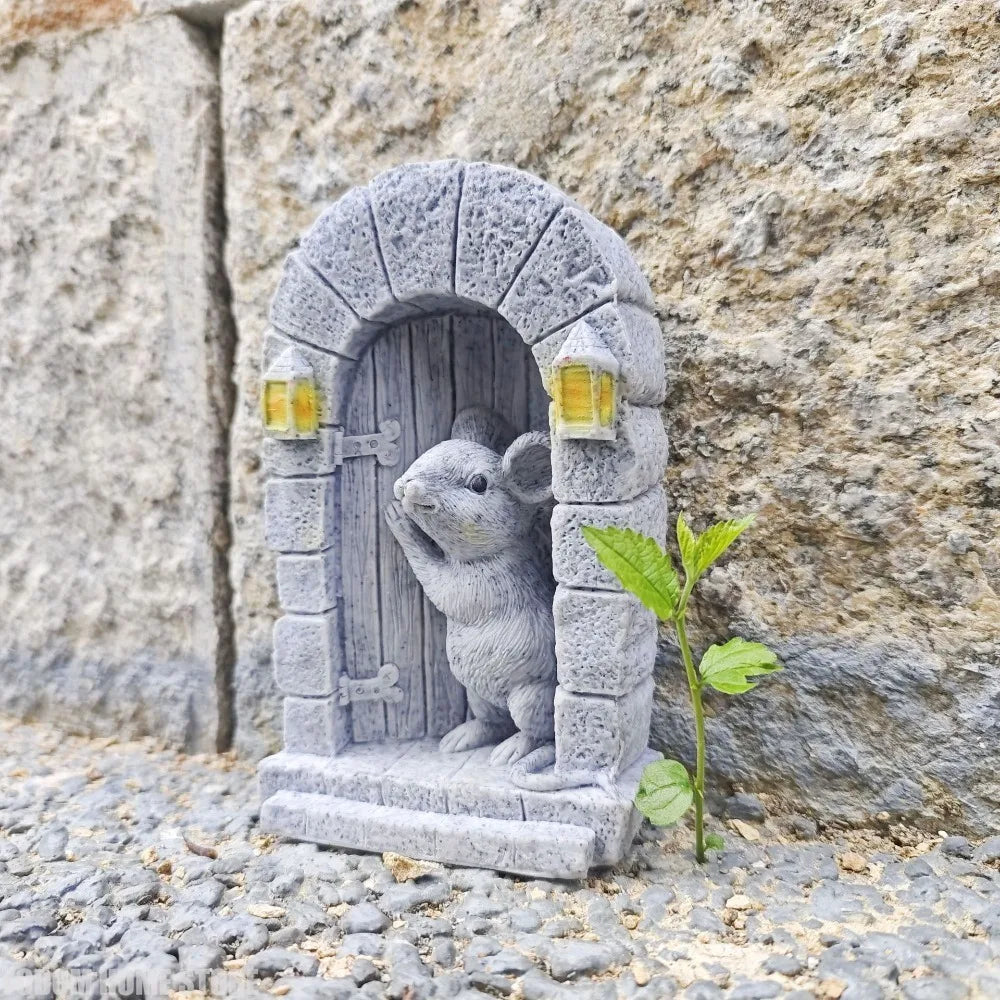 décoration extérieure artisanale porte souris sculptée lanternes dorées gris beige bleuclair
