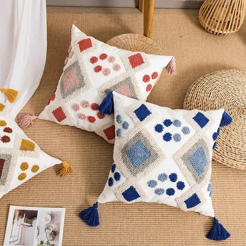 housse coussin carré boho chic motifs géométriques pompons couleur neutres décor maison
