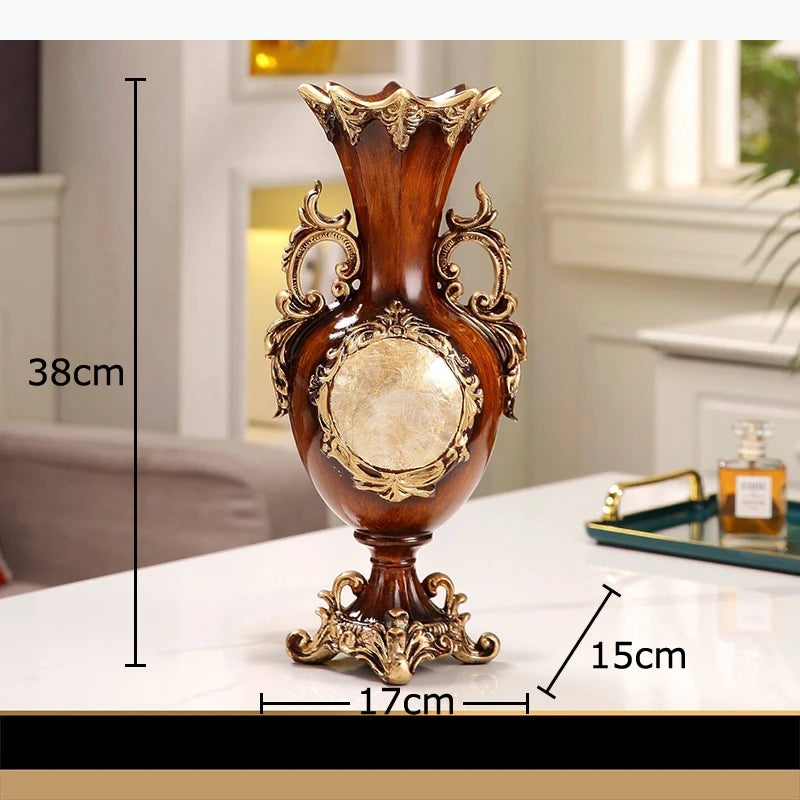 vase baroque ornements dorés motif floral incrustations marbre décor intérieur classique arrangement fleuri