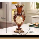 vase baroque ornements dorés motif floral incrustations marbre décor intérieur classique arrangement fleuri