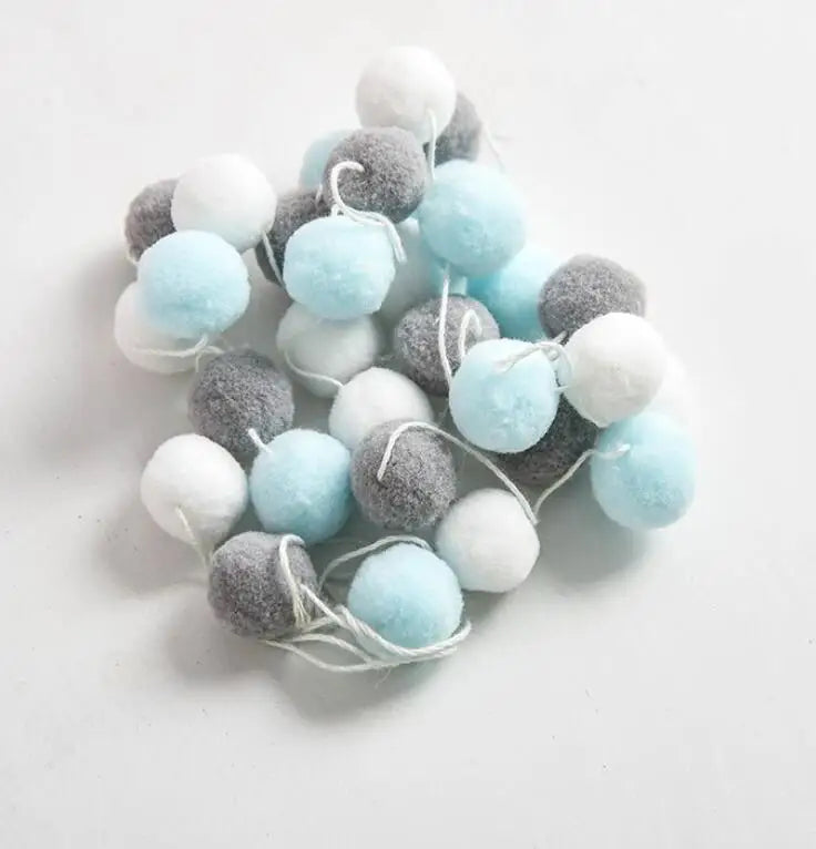 guirlande pompons rose bleu blanc moderne décoration anniversaire enfant velours chambre festive