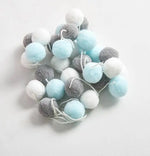 guirlande pompons rose bleu blanc moderne décoration anniversaire enfant velours chambre festive
