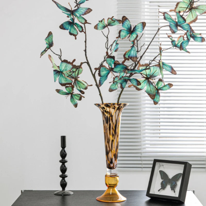 vase verre ambré motif moucheté moderne décoration intérieure bougie papillon fleurs violettes chandelier