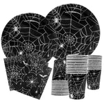 assiettes halloween araignées verres serviettes table noire blanc points brillants toile festive octobre