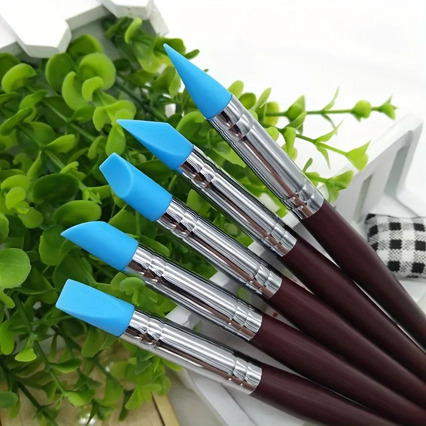 brosse pâte moderne poils bleus manche brun foncé poignée métallique utilitaire française