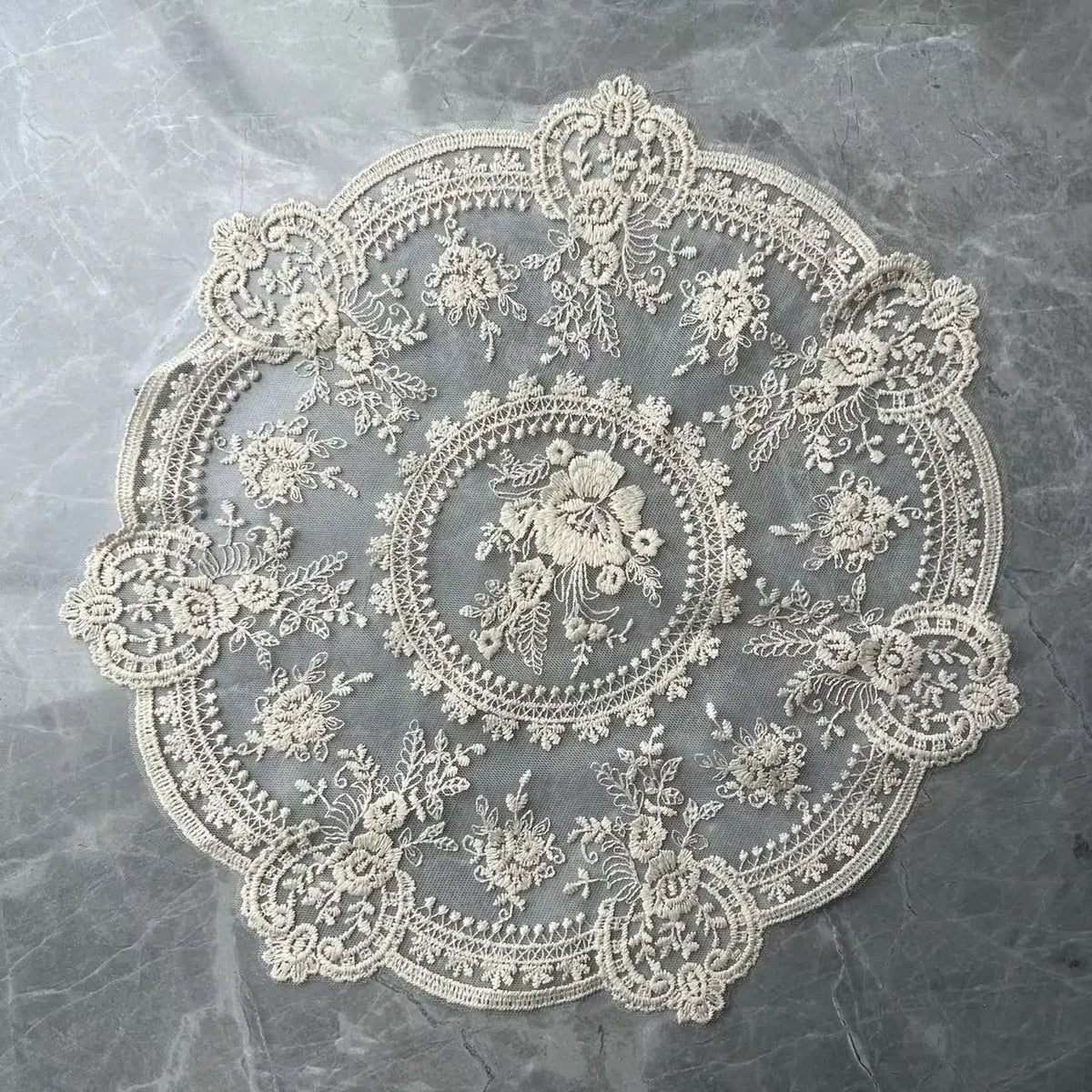 serviettes table broderie florale dentelle classique blanc beige 33cm rond polyester