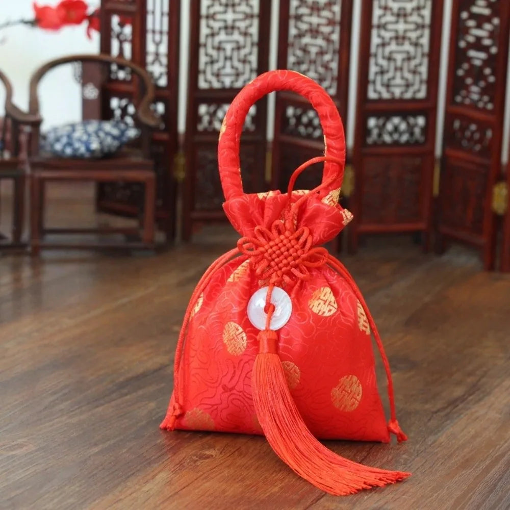 sac main traditionnel rouge broderie dorée motifs floraux poignée circulaire pompon décoration festiveoccasionnels