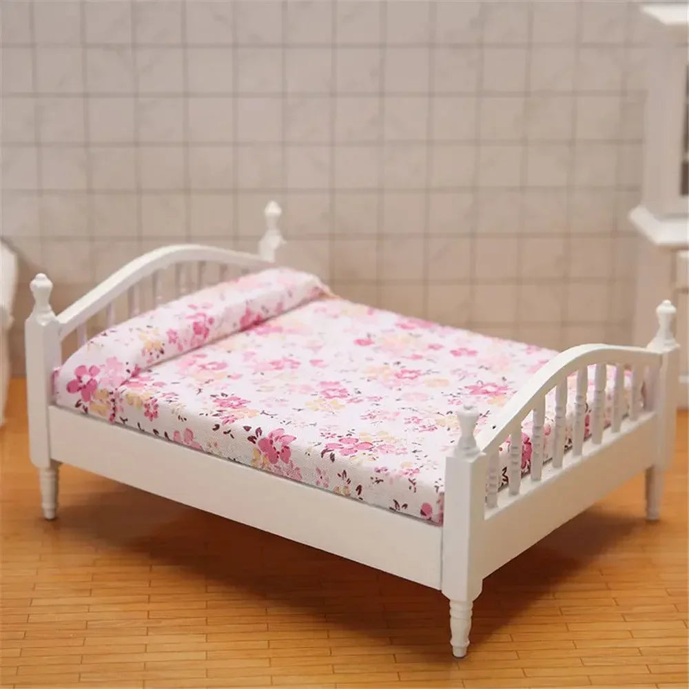 meubles miniature maison poupée lit table chevet bois classique blanc marron tissu floral tiroirs