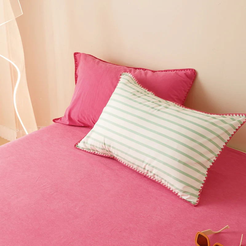 ensemble literie moderne rayé vert blanc rose oreiller rose coussin lapin vase fleurs tapis