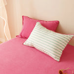 ensemble literie moderne rayé vert blanc rose oreiller rose coussin lapin vase fleurs tapis