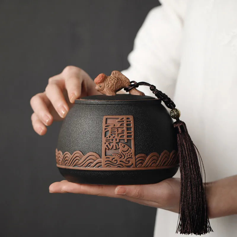 pot thé rouge jaune noir artisanal motifs floraux poisson chaîne pompon hermétique