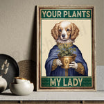 Un chien mignon en robe bleue tenant un pot de fleurs dans ses pattes, avec le texte "Vos plantes, ma dame" sur l'image.